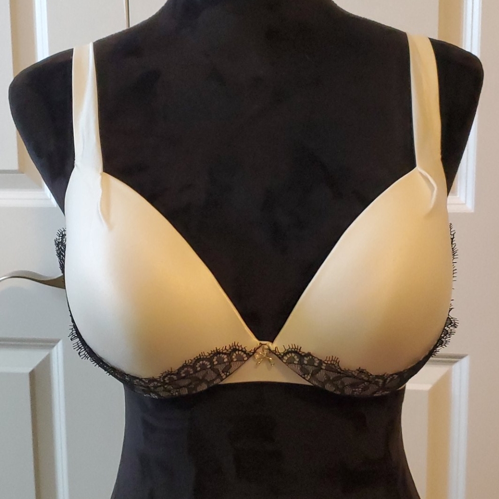 NWOT Victoria's Secret Plunge bra